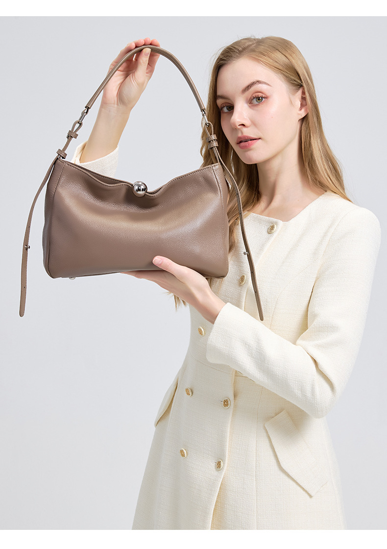 Women’s Leather Shoulder Bag – Timeless Minimalist Style Women’s Leather Shoulder Bag – Timeless Minimalist Style