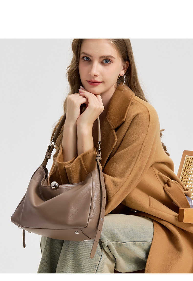 Women’s Leather Shoulder Bag – Timeless Minimalist Style Women’s Leather Shoulder Bag – Timeless Minimalist Style