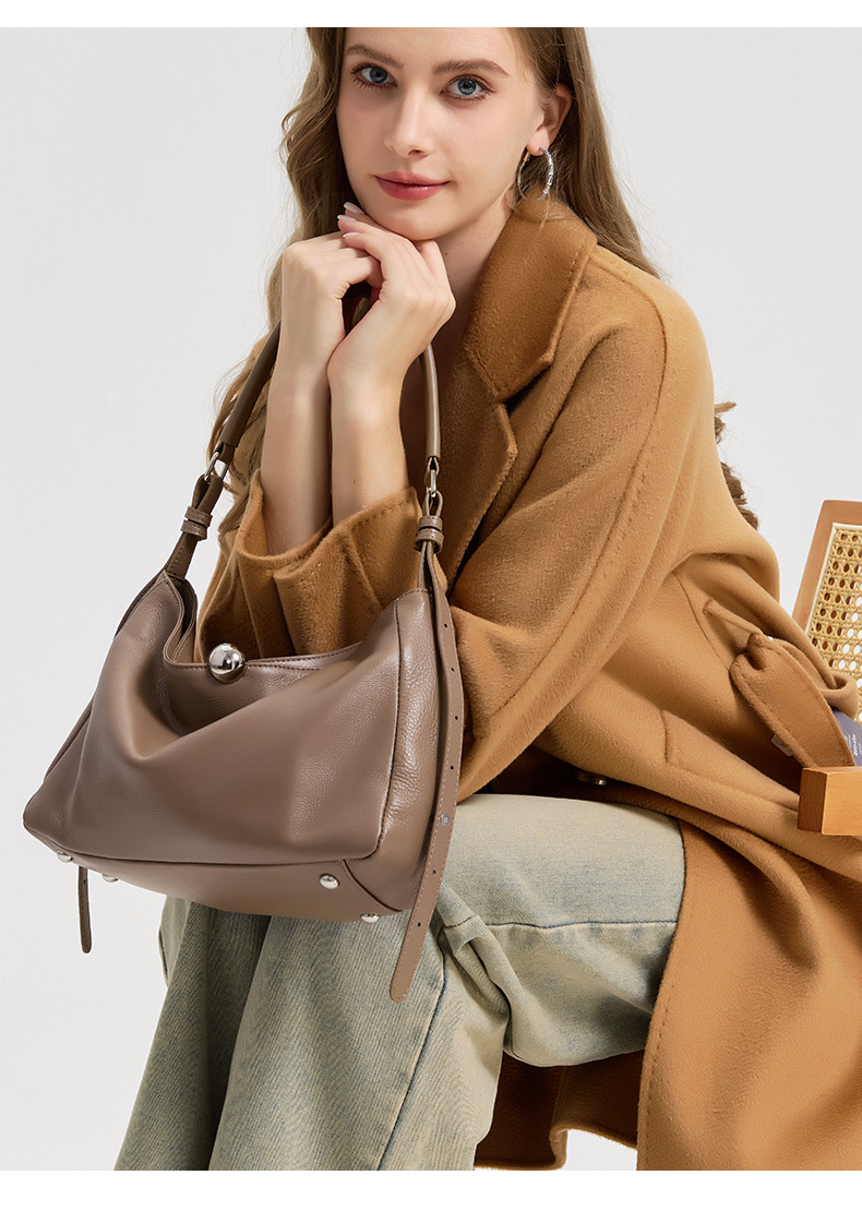 Women’s Leather Shoulder Bag – Timeless Minimalist Style Women’s Leather Shoulder Bag – Timeless Minimalist Style