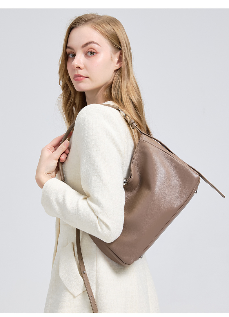 Women’s Leather Shoulder Bag – Timeless Minimalist Style Women’s Leather Shoulder Bag – Timeless Minimalist Style