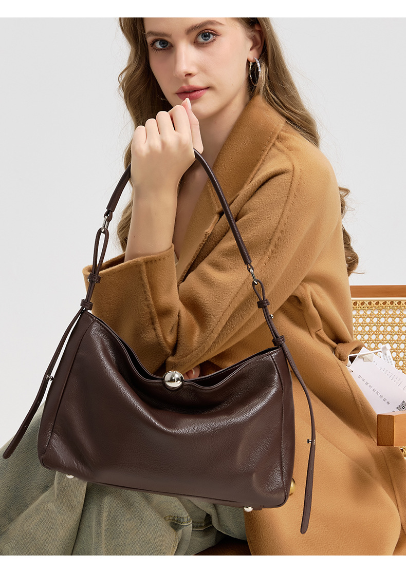 Women’s Leather Shoulder Bag – Timeless Minimalist Style Women’s Leather Shoulder Bag – Timeless Minimalist Style